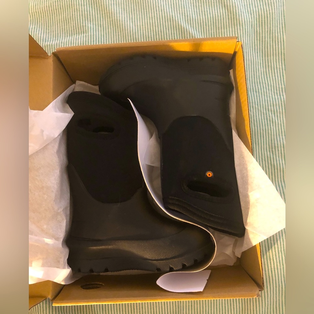 Bog snow boots. Bought them for a trip but didn’t use them.In perfect condition.